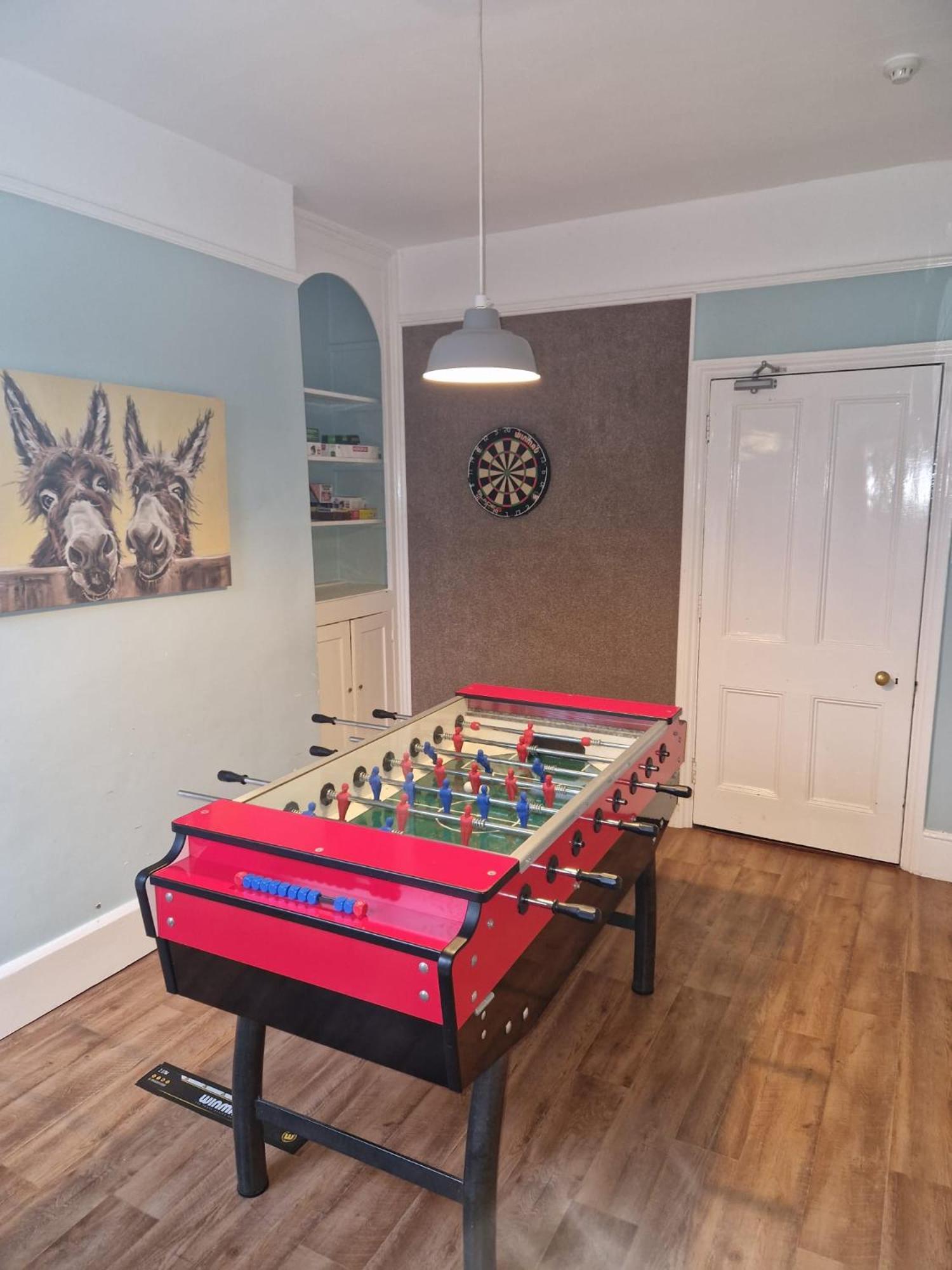 Hereford - Falcon House - Spacious 5 Bedroom House With Games Room - Sleeps 14 Guests - Great Property For Family & Friends Gathering Together - Hosted By Rentmyhouse المظهر الخارجي الصورة